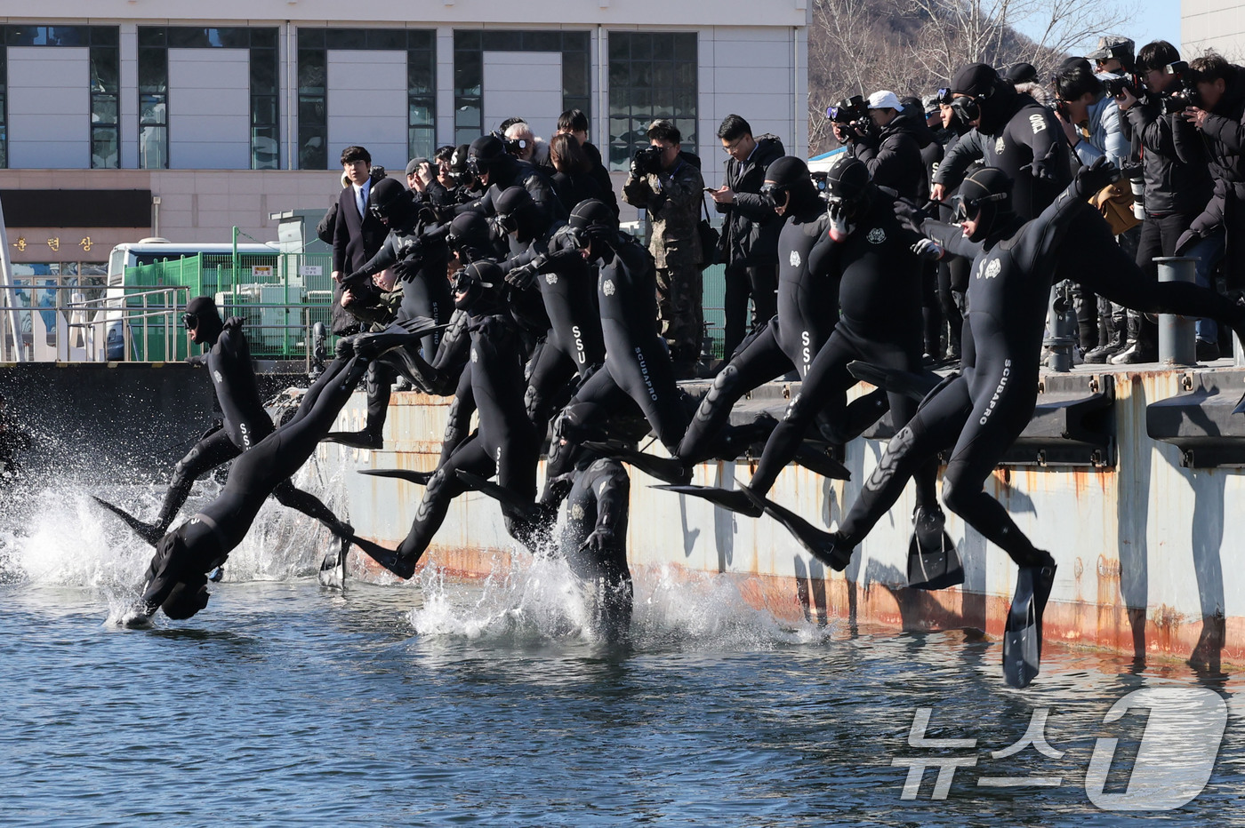 (창원=뉴스1) 윤일지 기자 = 전국적으로 맹추위가 기승을 부린 22일 경남 창원 진해 군항에서 해군 심해잠수사(SSU)들이 차가운 겨울 바다로 뛰어들며 혹한기 훈련을 하고 있다. …