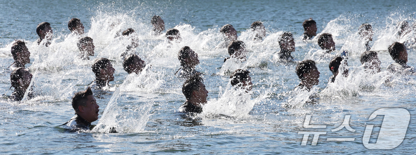 (창원=뉴스1) 윤일지 기자 = 전국적으로 맹추위가 기승을 부린 22일 경남 창원 진해 군항에서 해군 심해잠수사(SSU)들이 차가운 겨울 바다로 뛰어들어 군가를 부르며 혹한기 훈련 …