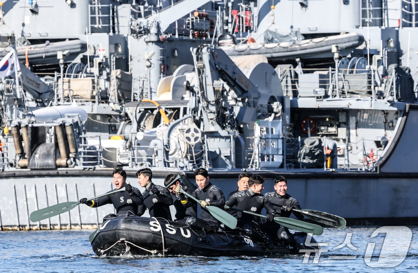 본문 이미지 - 전국적으로 맹추위가 기승을 부린 22일 경남 창원 진해 군항에서 해군 심해잠수사(SSU)들이 고무보트 패들링을 하며 혹한기 훈련을 하고 있다. (공동취재) 2026.1.22/뉴스1 ⓒ News1 윤일지 기자