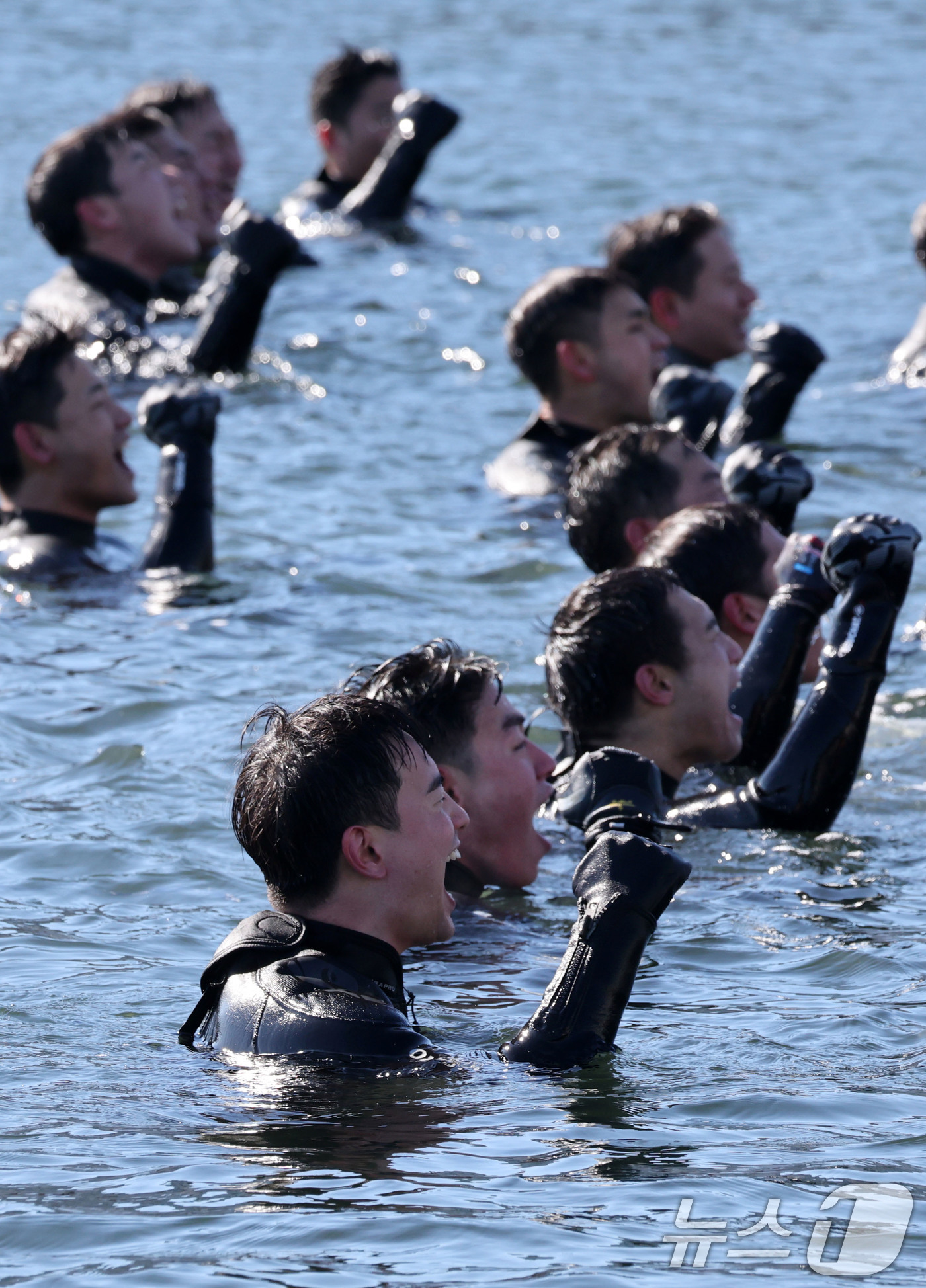(창원=뉴스1) 윤일지 기자 = 전국적으로 맹추위가 기승을 부린 22일 경남 창원 진해 군항에서 해군 심해잠수사(SSU)들이 차가운 겨울 바다로 뛰어들어 군가를 부르며 혹한기 훈련 …