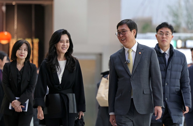 최휘영·이부진, 더현대서울 찾았다…외국인 관광객 직접 환대