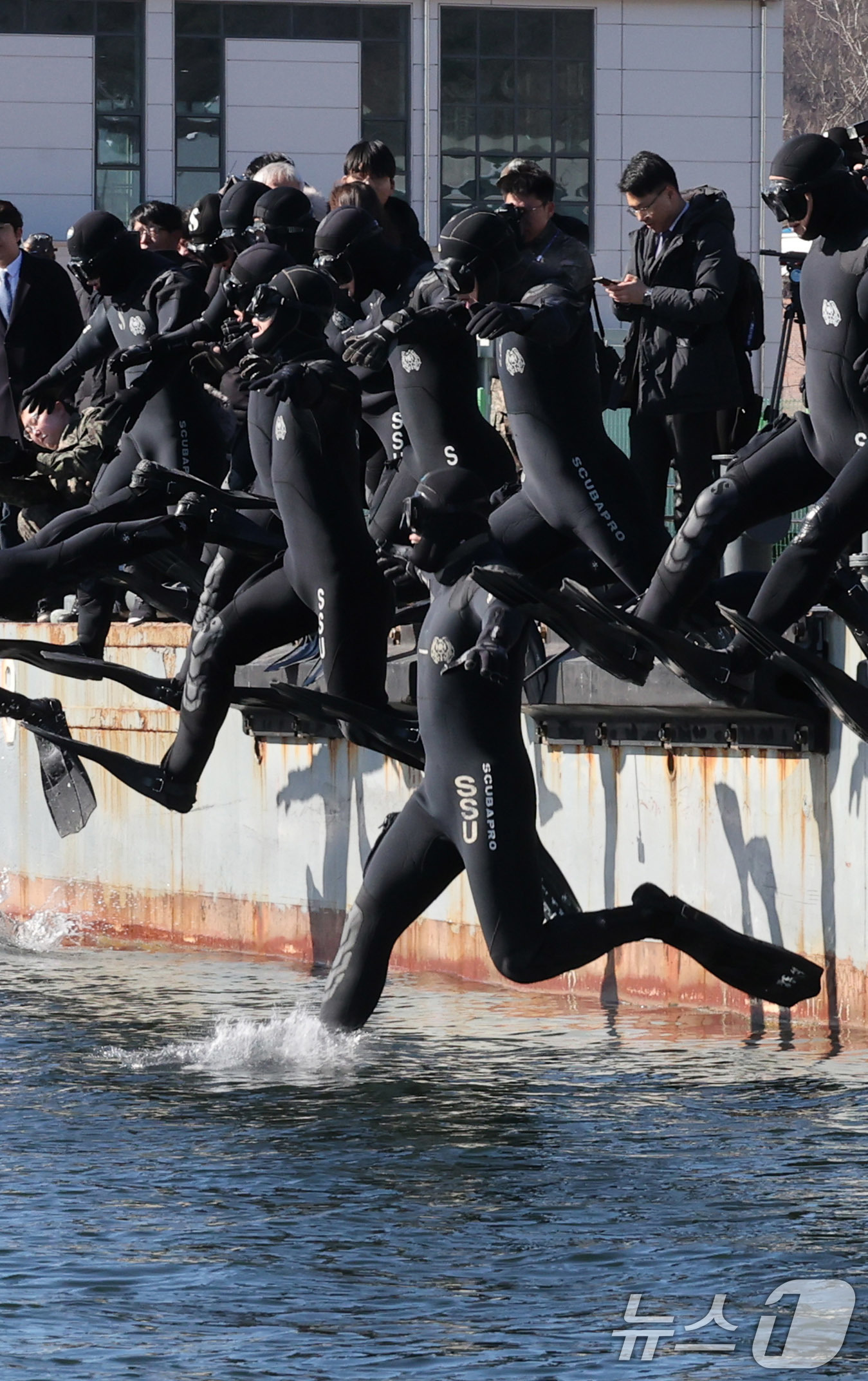 (창원=뉴스1) 윤일지 기자 = 전국적으로 맹추위가 기승을 부린 22일 경남 창원 진해 군항에서 해군 심해잠수사(SSU)들이 차가운 겨울 바다로 뛰어들며 혹한기 훈련을 하고 있다. …