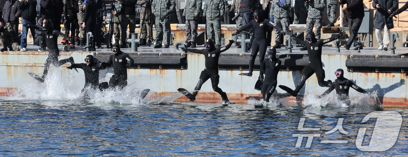 (창원=뉴스1) 윤일지 기자 = 전국적으로 맹추위가 기승을 부린 22일 경남 창원 진해 군항에서 해군 심해잠수사(SSU)들이 차가운 겨울 바다로 뛰어들며 혹한기 훈련을 하고 있다. …