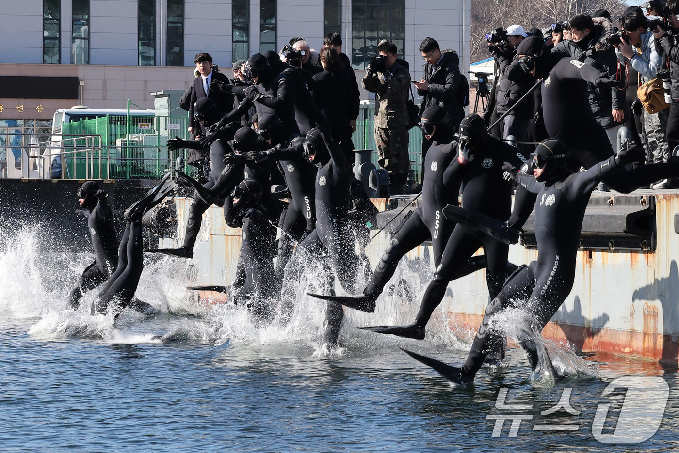 (창원=뉴스1) 윤일지 기자 = 전국적으로 맹추위가 기승을 부린 22일 경남 창원 진해 군항에서 해군 심해잠수사(SSU)들이 차가운 겨울 바다로 뛰어들며 혹한기 훈련을 하고 있다. …
