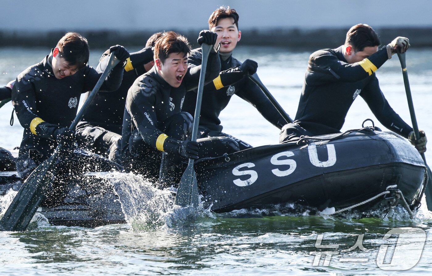 본문 이미지 - 전국적으로 맹추위가 기승을 부린 22일 경남 창원 진해 군항에서 해군 심해잠수사(SSU)들이 고무보트 패들링을 하며 혹한기 훈련을 하고 있다. (공동취재) 2026.1.22/뉴스1 ⓒ News1 윤일지 기자