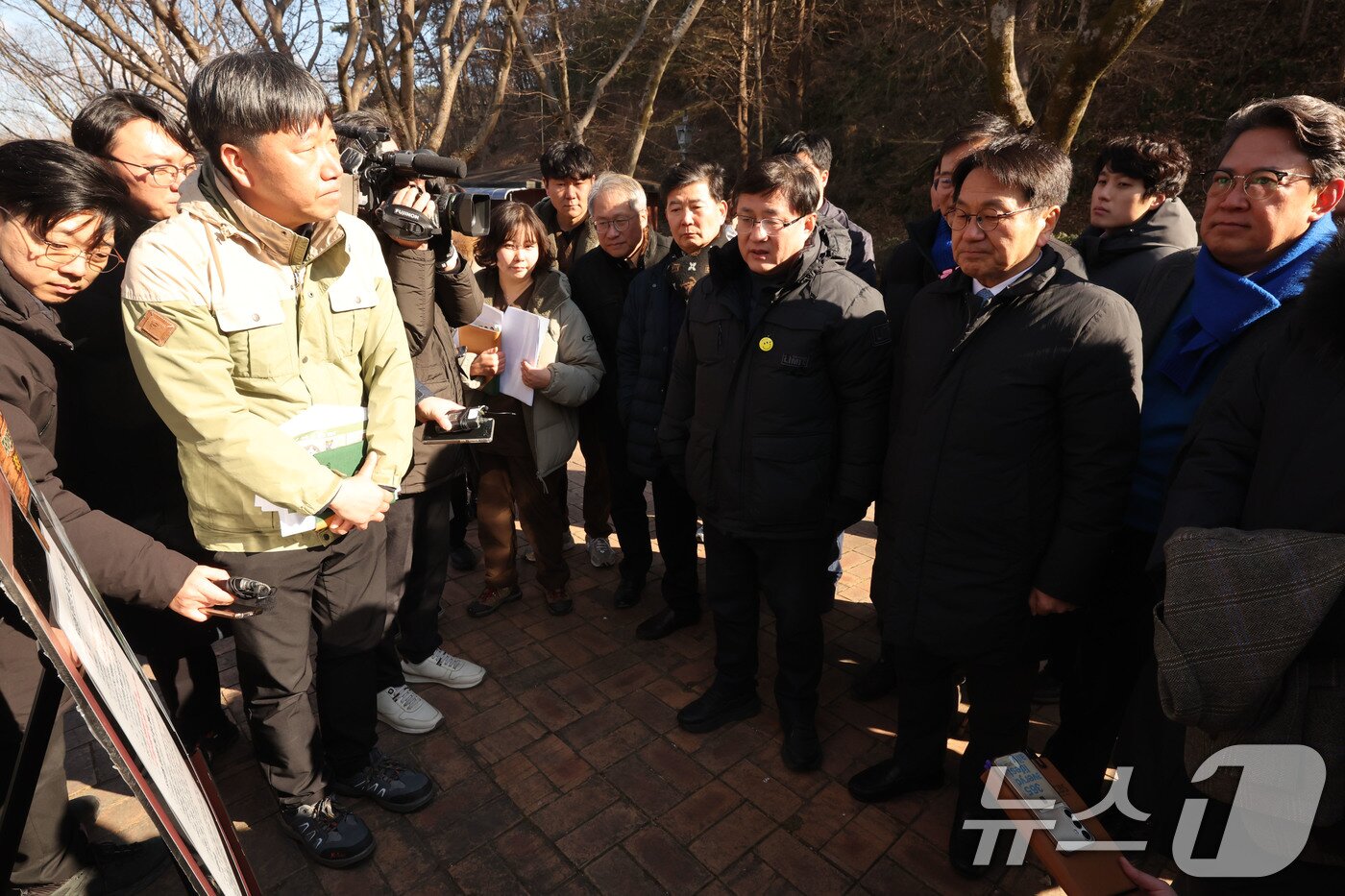 본문 이미지 - 22일 광주 북구 생용동 우치공원 동물원에서 김성환 기후에너지환경부 장관이 강기정 광주시장과 판다 수용 여건에 대한 설명을 청취하고 있다. 2026.1.22/뉴스1 ⓒ News1 박지현 기자