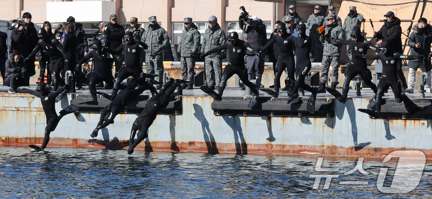 (창원=뉴스1) 윤일지 기자 = 전국적으로 맹추위가 기승을 부린 22일 경남 창원 진해 군항에서 해군 심해잠수사(SSU)들이 차가운 겨울 바다로 뛰어들며 혹한기 훈련을 하고 있다. …