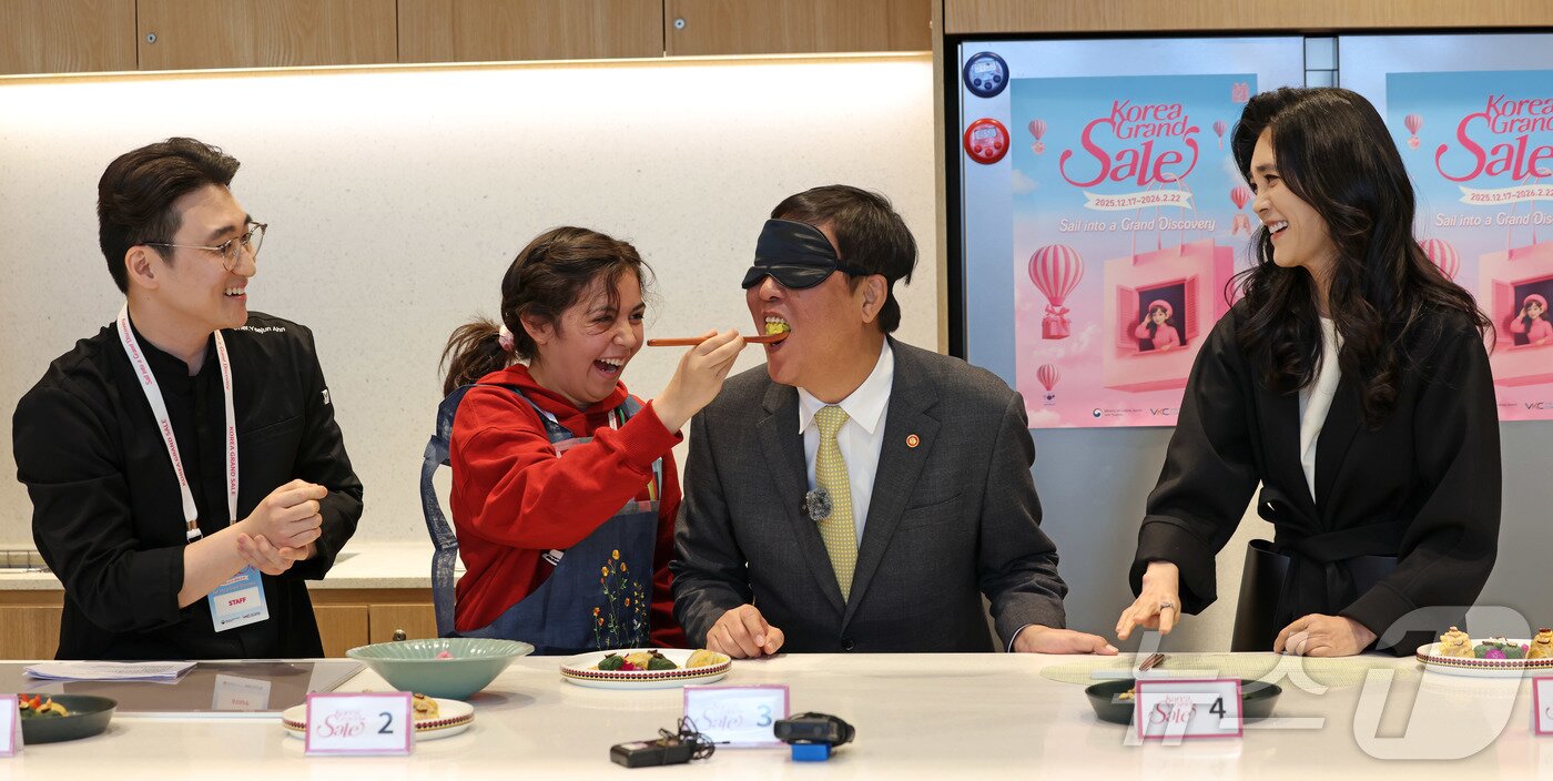 본문 이미지 - 최휘영 문화체육관광부 장관이 22일 서울 영등포구 더현대 서울 문화센터에서 진행되고 있는 코리아그랜드세일의 체험행사 '케이-소스 활용 한식 쿠킹클래스'에서 외국인 관광객이 만든 쌈밥을 맛보고 있다.(문체부 제공)
