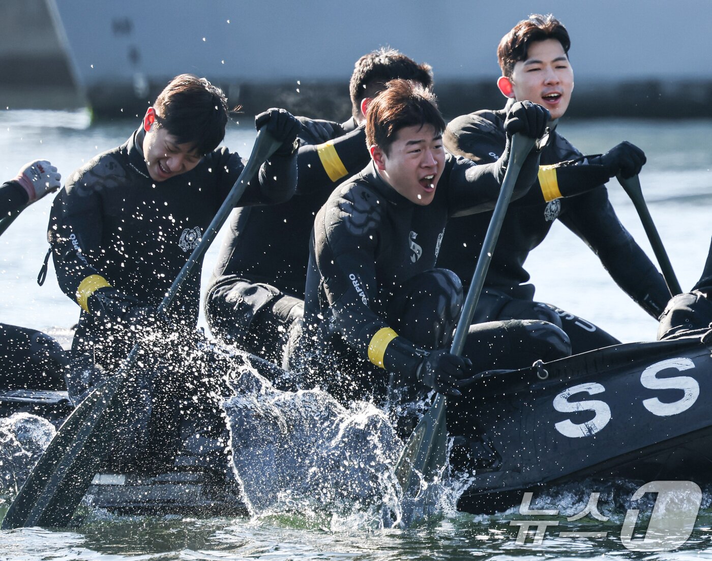 본문 이미지 - 전국적으로 맹추위가 기승을 부린 22일 경남 창원 진해 군항에서 해군 심해잠수사(SSU)들이 고무보트 패들링을 하며 혹한기 훈련을 하고 있다. (공동취재) 2026.1.22/뉴스1 ⓒ News1 윤일지 기자