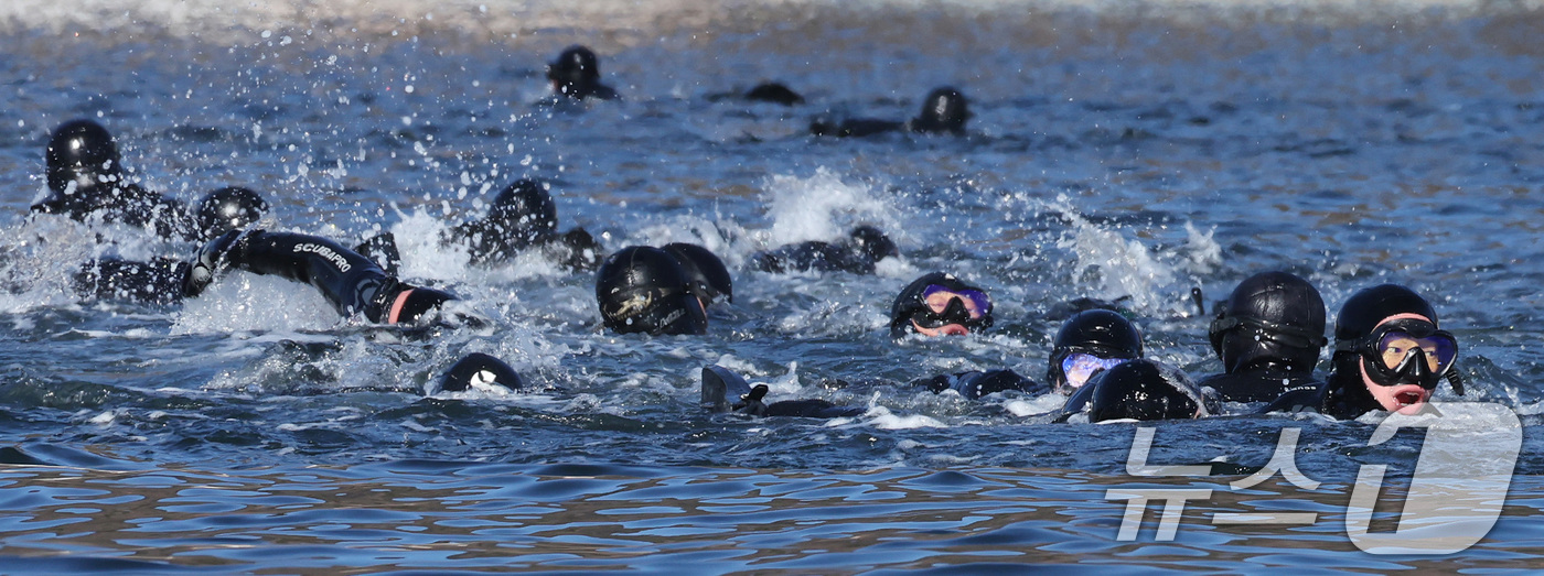 (창원=뉴스1) 윤일지 기자 = 전국적으로 맹추위가 기승을 부린 22일 경남 창원 진해 군항에서 열린 혹한기 내한훈련에서 해군 심해잠수사(SSU)들이 오리발 수영을 하고 있다. ( …