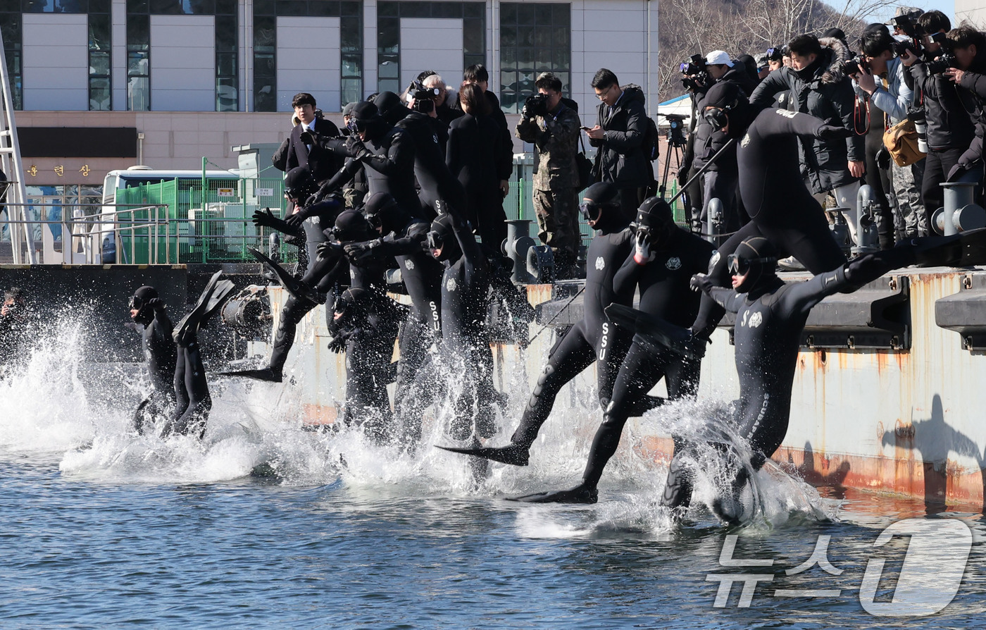 (창원=뉴스1) 윤일지 기자 = 전국적으로 맹추위가 기승을 부린 22일 경남 창원 진해 군항에서 해군 심해잠수사(SSU)들이 차가운 겨울 바다로 뛰어들며 혹한기 훈련을 하고 있다. …