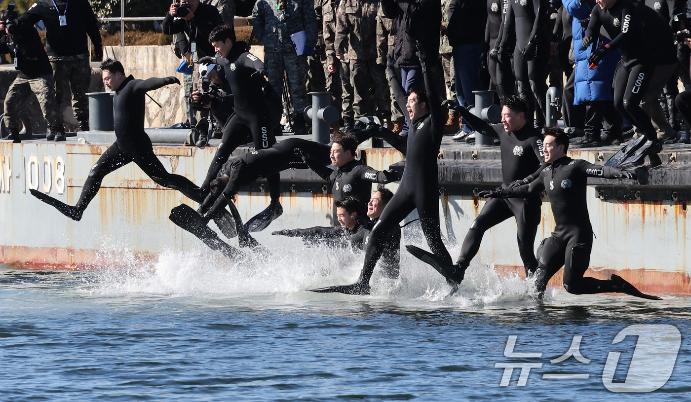 (창원=뉴스1) 윤일지 기자 = 전국적으로 맹추위가 기승을 부린 22일 경남 창원 진해 군항에서 해군 심해잠수사(SSU)들이 차가운 겨울 바다로 뛰어들며 혹한기 훈련을 하고 있다. …