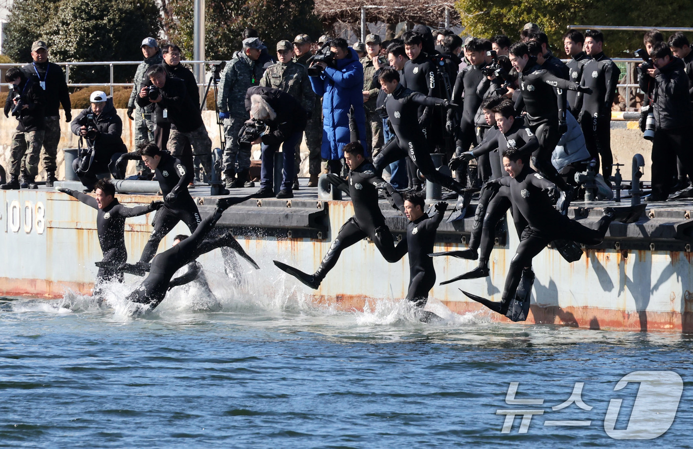 (창원=뉴스1) 윤일지 기자 = 전국적으로 맹추위가 기승을 부린 22일 경남 창원 진해 군항에서 해군 심해잠수사(SSU)들이 차가운 겨울 바다로 뛰어들며 혹한기 훈련을 하고 있다. …