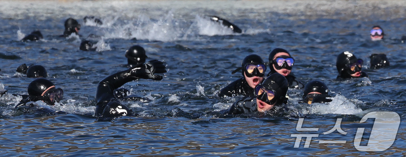 (창원=뉴스1) 윤일지 기자 = 전국적으로 맹추위가 기승을 부린 22일 경남 창원 진해 군항에서 열린 혹한기 내한훈련에서 해군 심해잠수사(SSU)들이 오리발 수영을 하고 있다. ( …