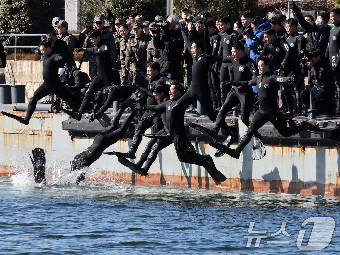 (창원=뉴스1) 윤일지 기자 = 전국적으로 맹추위가 기승을 부린 22일 경남 창원 진해 군항에서 해군 심해잠수사(SSU)들이 차가운 겨울 바다로 뛰어들며 혹한기 훈련을 하고 있다. …