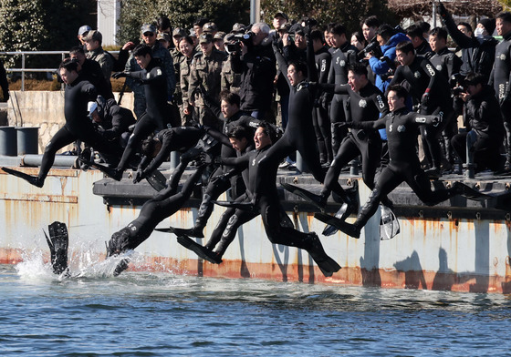 한겨울 바다 입수