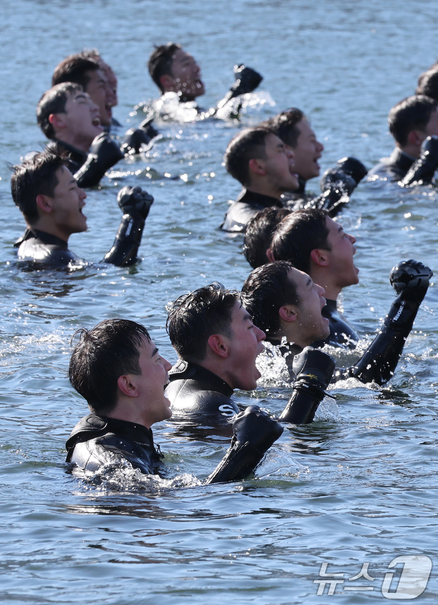 (창원=뉴스1) 윤일지 기자 = 전국적으로 맹추위가 기승을 부린 22일 경남 창원 진해 군항에서 해군 심해잠수사(SSU)들이 차가운 겨울 바다로 뛰어들어 군가를 부르며 혹한기 훈련 …