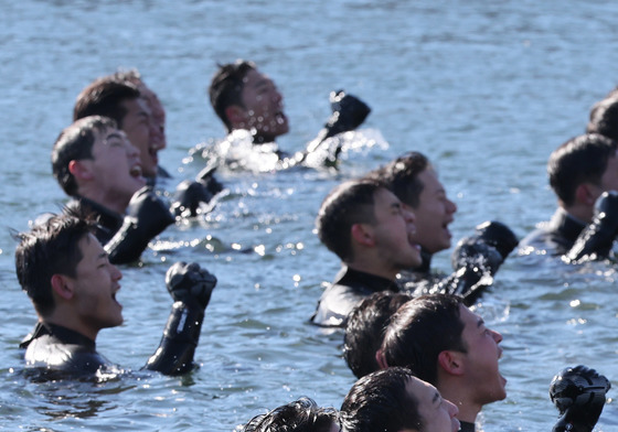군가 열창하는 SSU