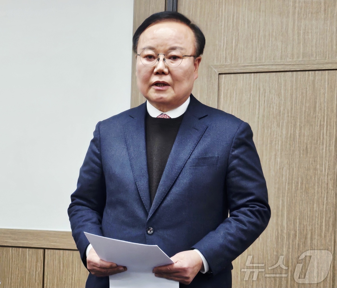 (대구=뉴스1) 남승렬 기자 = 김재원 국민의힘 최고위원이 22일 오후 대구 수성구 국민의힘 경북도당에서 기자회견을 열고 대구경북 행정통합과 관련된 입장을 밝히고 있다. 2026. …