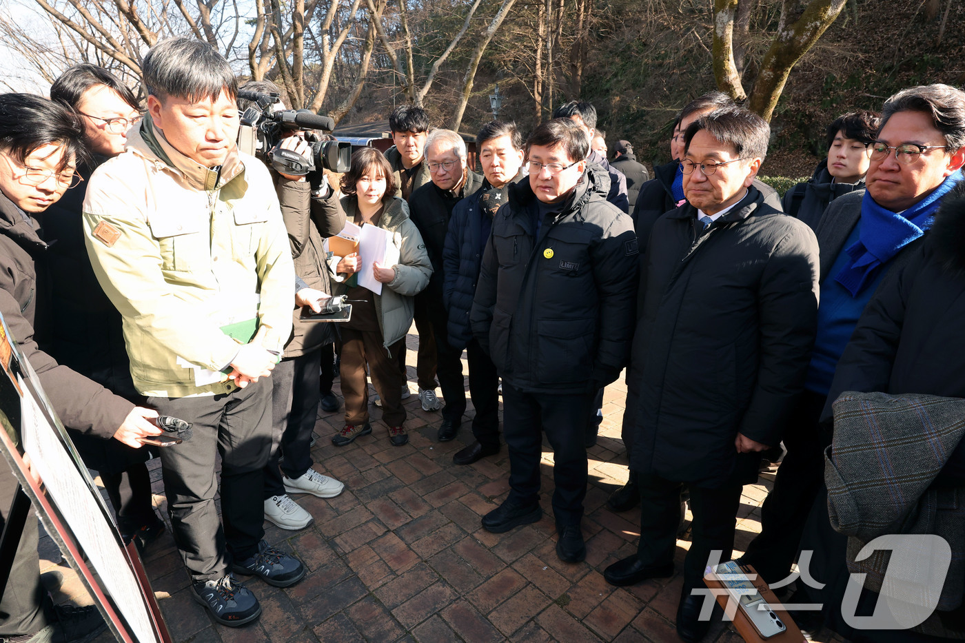 (광주=뉴스1) 박지현 기자 = 22일 광주 북구 생용동 우치공원 동물원에서 김성환 기후에너지환경부 장관이 강기정 광주시장과 판다 수용 여건에 대한 설명을 청취하고 있다. 2026 …