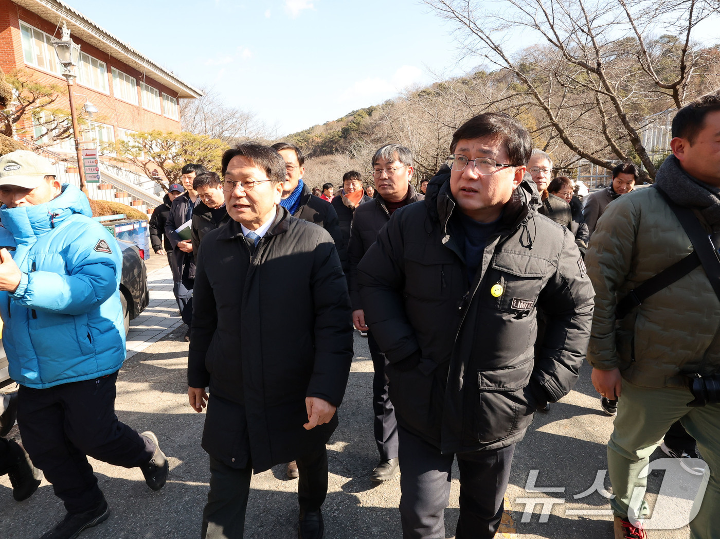 (광주=뉴스1) 박지현 기자 = 22일 광주 북구 생용동 우치공원 동물원에서 김성환 기후에너지환경부 장관이 강기정 광주시장에게 판다 수용 여건에 대한 설명을 들으며 이동하고 있다. …