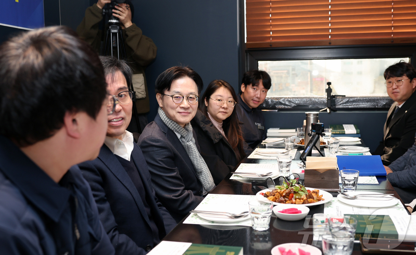 (서울=뉴스1) = 김정관 산업통상부 장관이 22일 오후 전북 완주문화산단에서 열린 완주산단 청년 근로자 간담회에서 참석자의 발언을 경청하고 있다. (산업통상부 제공. 재판매 및 …