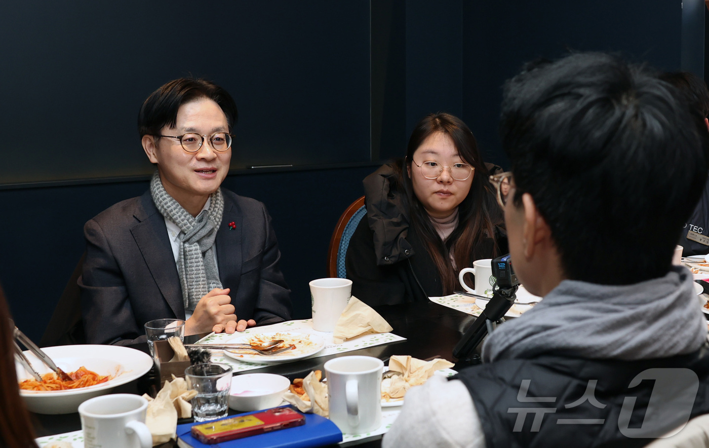 (서울=뉴스1) = 김정관 산업통상부 장관이 22일 오후 전북 완주문화산단에서 열린 완주산단 청년 근로자 간담회에서 발언을 하고 있다. (산업통상부 제공. 재판매 및 DB 금지) …