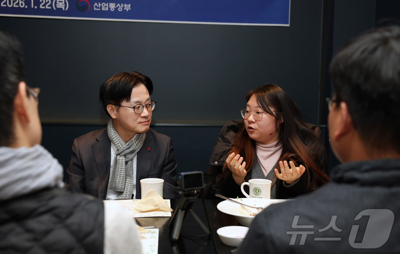 (서울=뉴스1) = 김정관 산업통상부 장관이 22일 오후 전북 완주문화산단에서 열린 완주산단 청년 근로자 간담회에서 참석자의 발언을 경청하고 있다. (산업통상부 제공. 재판매 및 …