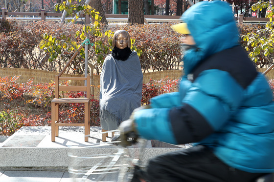망토와 목도리 두른 '평화의 소녀상'