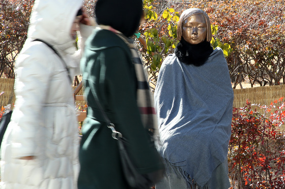 망토와 목도리 두른 '평화의 소녀상'