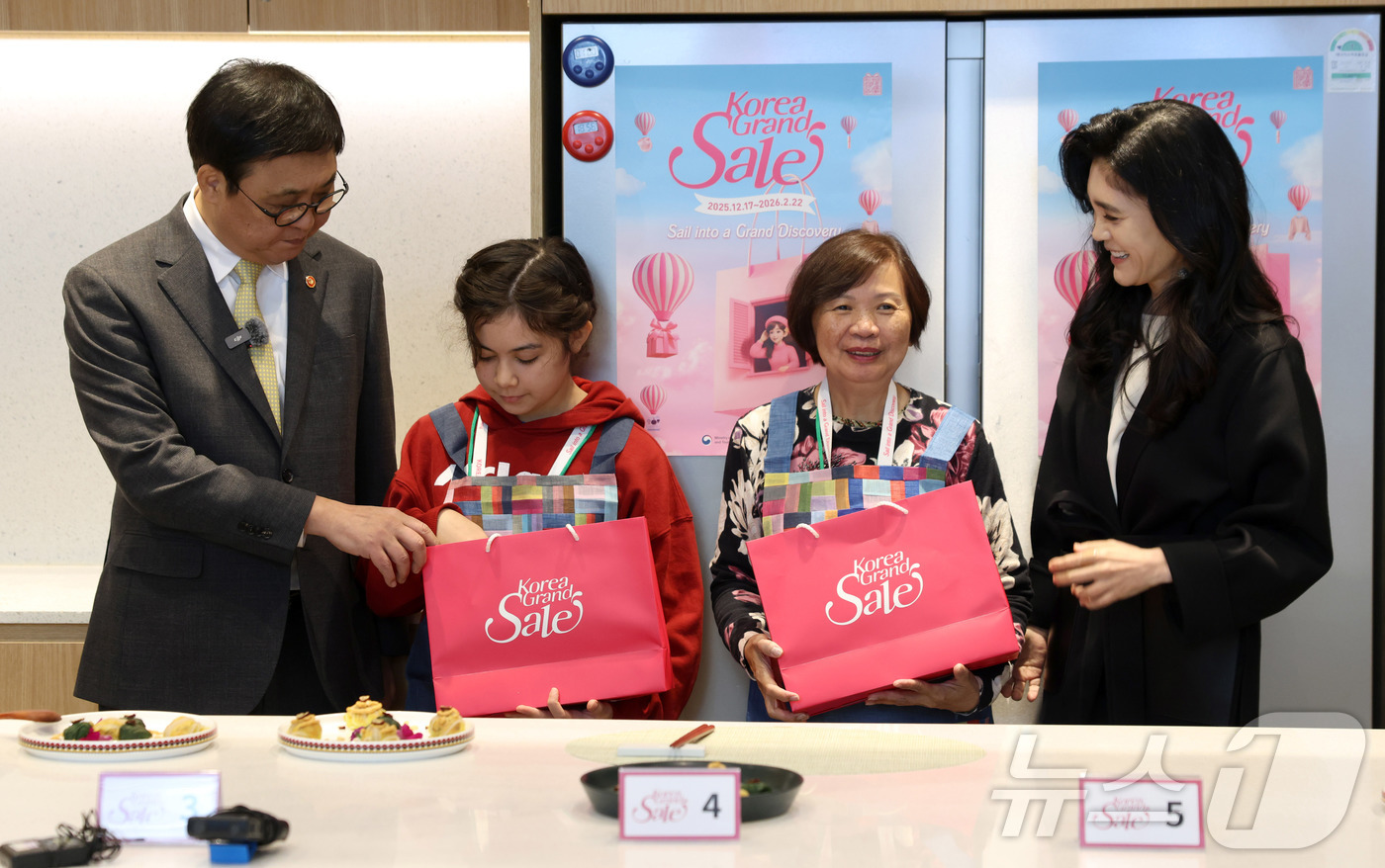 (서울=뉴스1) = 최휘영 문화체육관광부 장관이 22일 서울 영등포구 더현대 서울 문화센터에서 진행되고 있는 코리아그랜드세일의 체험행사 '케이-소스 활용 한식 쿠킹클래스'에 이부진 …