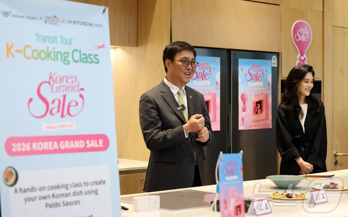 (서울=뉴스1) = 최휘영 문화체육관광부 장관이 22일 서울 영등포구 더현대 서울 문화센터에서 진행되고 있는 코리아그랜드세일의 체험행사 '케이-소스 활용 한식 쿠킹클래스'에 이부진 …