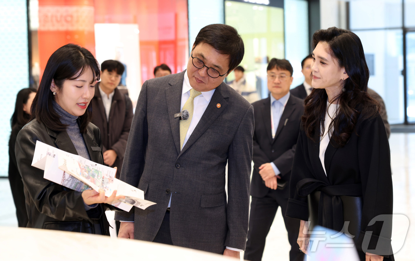 (서울=뉴스1) = 최휘영 문화체육관광부 장관이 22일 서울 영등포구 더현대 서울을 찾아 코리아그랜드세일 참여매장인 위글위글을 방문해 이부진 한국방문의해위원회 위원장과 함께 행사 …