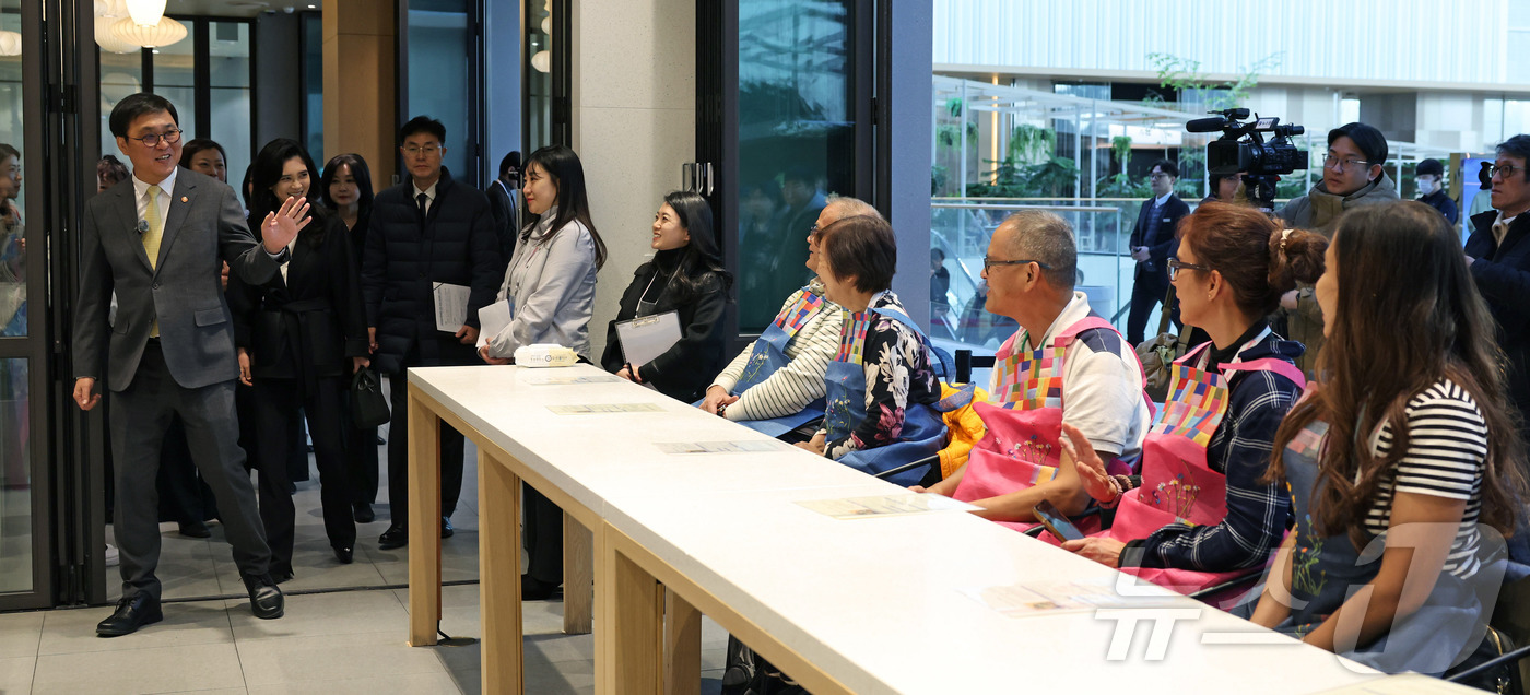 (서울=뉴스1) = 최휘영 문화체육관광부 장관이 22일 서울 영등포구 더현대 서울 문화센터에서 진행되고 있는 코리아그랜드세일의 체험행사 '케이-소스 활용 한식 쿠킹클래스'에 이부진 …