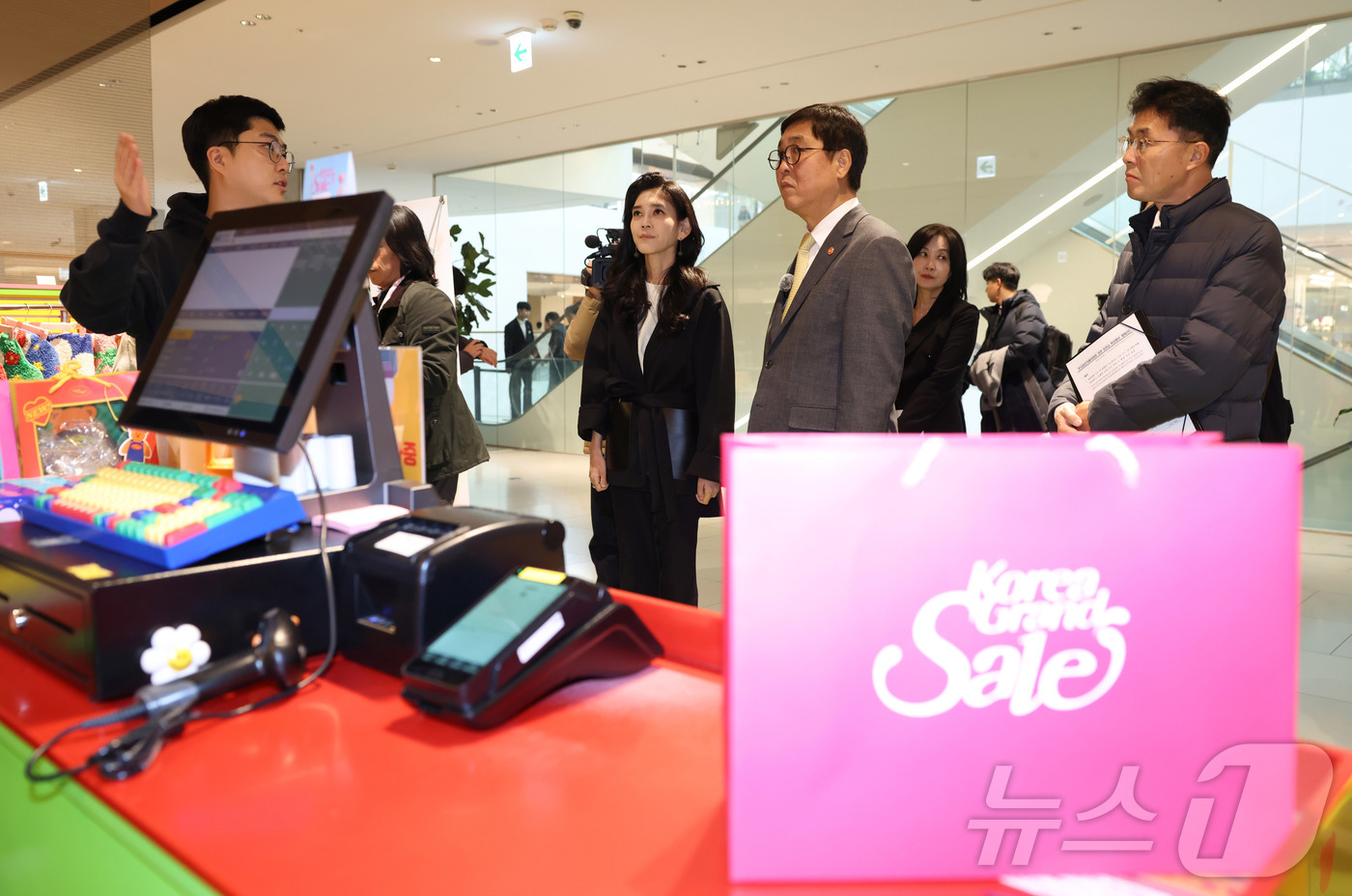 (서울=뉴스1) = 최휘영 문화체육관광부 장관이 22일 서울 영등포구 더현대 서울을 찾아 코리아그랜드세일 참여매장인 위글위글을 방문해 이부진 한국방문의해위원회 위원장과 함께 행사 …
