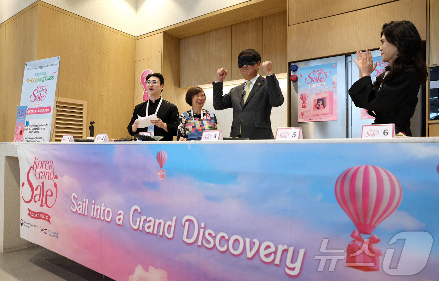 (서울=뉴스1) = 최휘영 문화체육관광부 장관이 22일 서울 영등포구 더현대 서울 문화센터에서 진행되고 있는 코리아그랜드세일의 체험행사 '케이-소스 활용 한식 쿠킹클래스'에 이부진 …