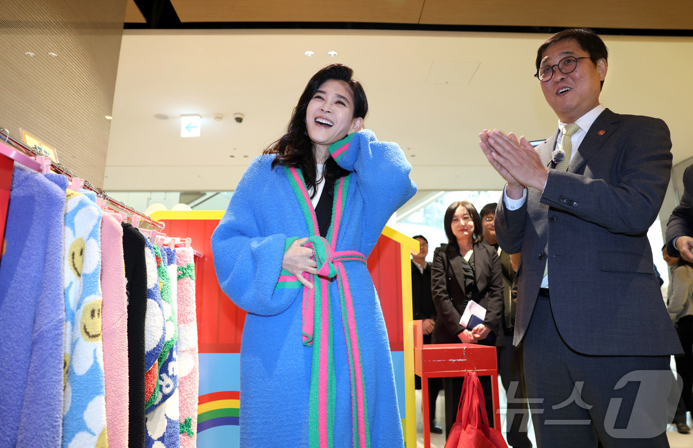 (서울=뉴스1) = 최휘영 문화체육관광부 장관이 22일 서울 영등포구 더현대 서울을 찾아 코리아그랜드세일 참여매장인 위글위글을 방문해 이부진 한국방문의해위원회 위원장과 함께 행사 …