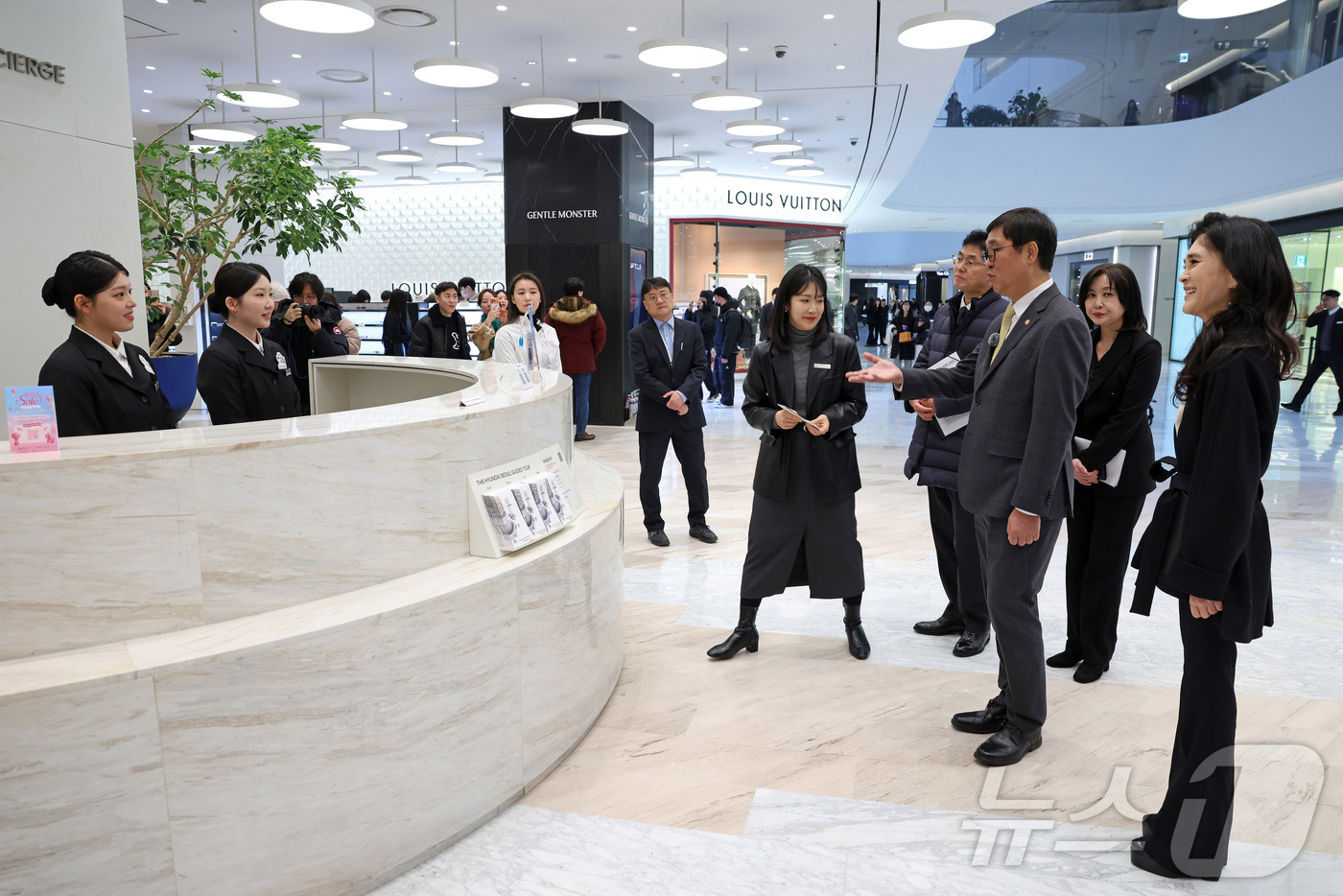 (서울=뉴스1) = 최휘영 문화체육관광부 장관이 22일 서울 영등포구 더현대 서울을 찾아 코리아그랜드세일 참여매장인 위글위글을 방문해 이부진 한국방문의해위원회 위원장과 함께 행사 …