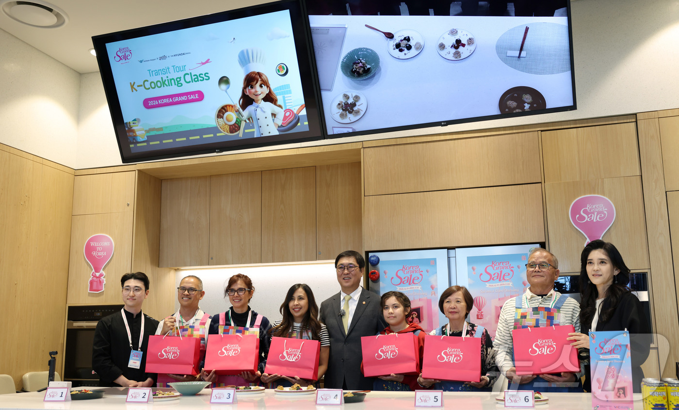 (서울=뉴스1) = 최휘영 문화체육관광부 장관이 22일 서울 영등포구 더현대 서울 문화센터에서 진행되고 있는 코리아그랜드세일의 체험행사 '케이-소스 활용 한식 쿠킹클래스'에 이부진 …