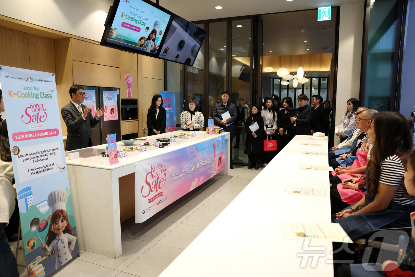 (서울=뉴스1) = 최휘영 문화체육관광부 장관이 22일 서울 영등포구 더현대 서울 문화센터에서 진행되고 있는 코리아그랜드세일의 체험행사 '케이-소스 활용 한식 쿠킹클래스'에 이부진 …