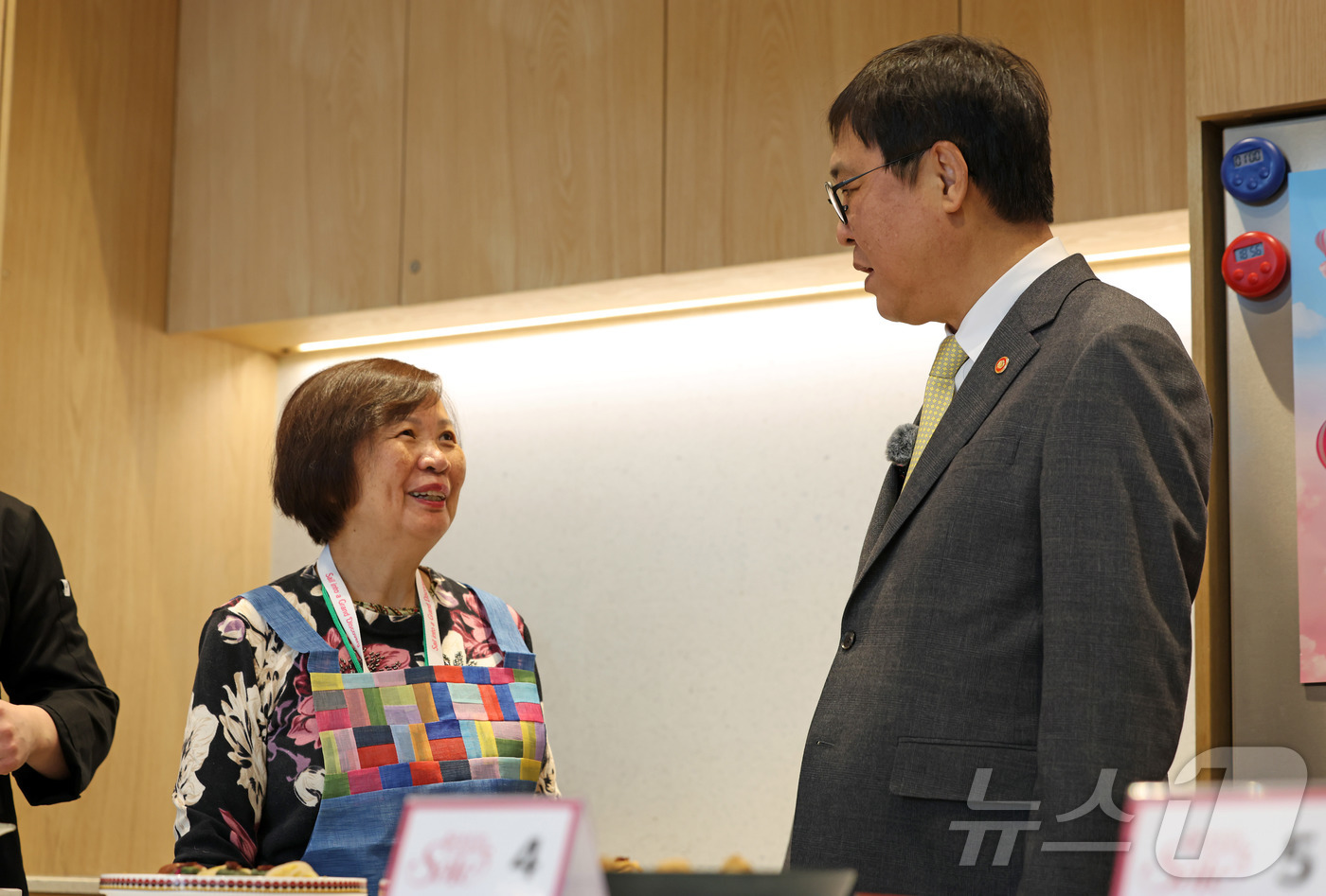 (서울=뉴스1) = 최휘영 문화체육관광부 장관이 22일 서울 영등포구 더현대 서울 문화센터에서 진행되고 있는 코리아그랜드세일의 체험행사 '케이-소스 활용 한식 쿠킹클래스'에 참가한 …