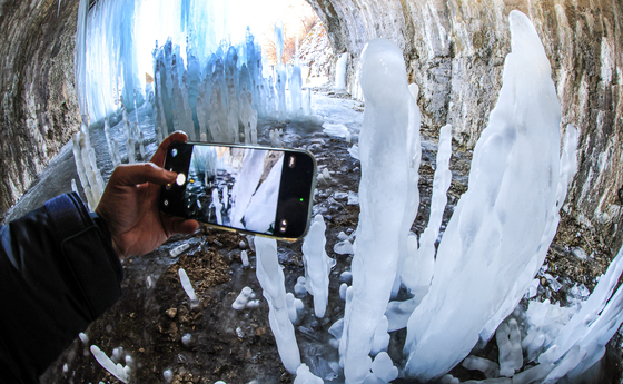한파 속 감상하는 작품 '역고드름'