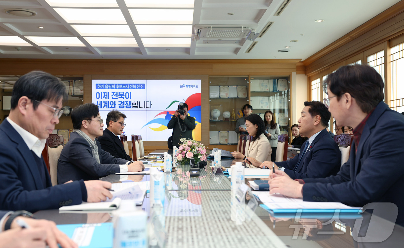 (서울=뉴스1) = 김정관 산업통상부 장관이 22일 오후 전북특별자치도청에서 김관영 전북특별자치도 도지사와 면담을 하고 있다. (산업통상부 제공. 재판매 및 DB 금지) 2026. …