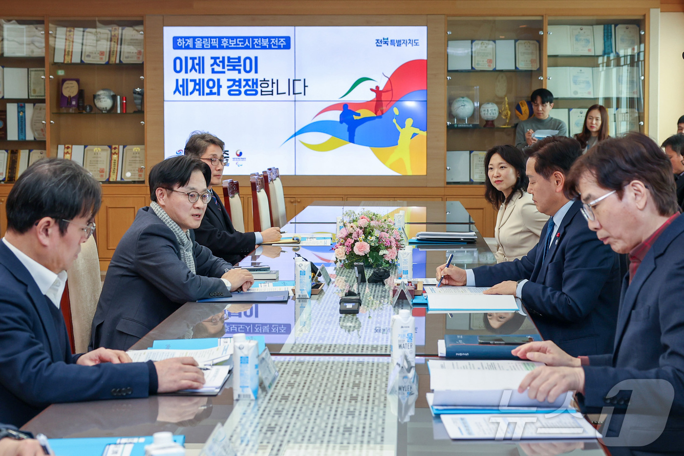 (서울=뉴스1) = 김정관 산업통상부 장관이 22일 오후 전북특별자치도청에서 김관영 전북특별자치도 도지사와 면담을 하고 있다. (산업통상부 제공. 재판매 및 DB 금지) 2026. …