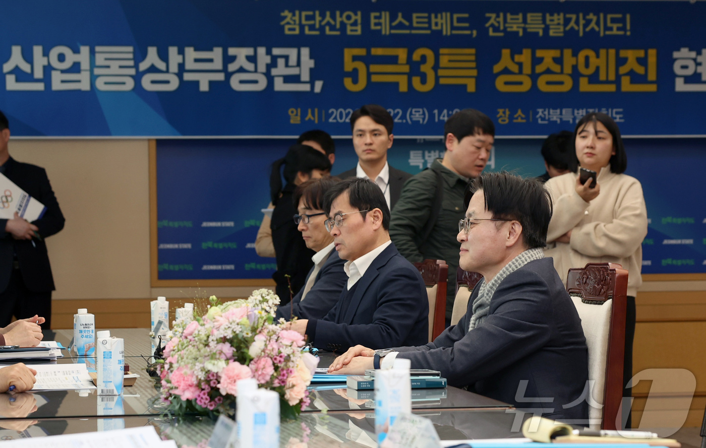 (서울=뉴스1) = 김정관 산업통상부 장관이 22일 오후 전북특별자치도청에서 김관영 전북특별자치도 도지사와 면담을 하고 있다. (산업통상부 제공. 재판매 및 DB 금지) 2026. …