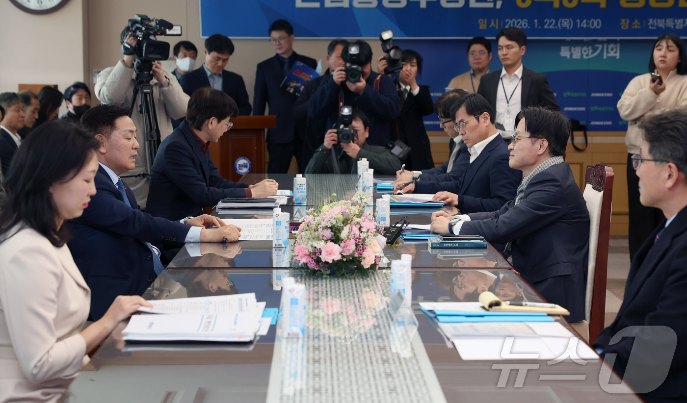 (서울=뉴스1) = 김정관 산업통상부 장관이 22일 오후 전북특별자치도청에서 김관영 전북특별자치도 도지사와 면담을 하고 있다. (산업통상부 제공. 재판매 및 DB 금지)  2026 …