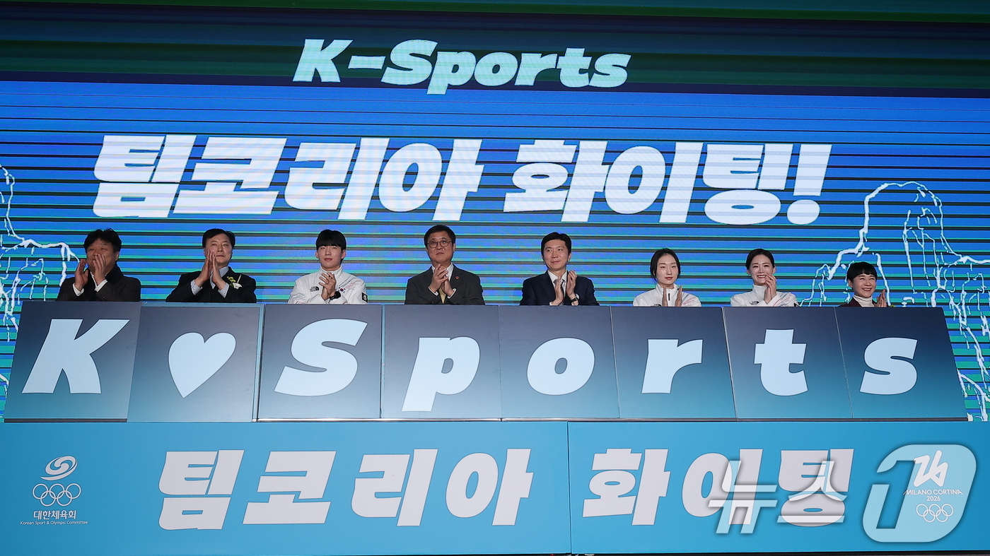 (서울=뉴스1) 김성진 기자 = 최휘영 문화체육관광부 장관, 유승민 대한체육회장, 이수경 선수단장, 쇼트트랙 최민정, 스피드스케이팅 정재원 등 참석자들이 22일 서울 송파구 올림픽 …