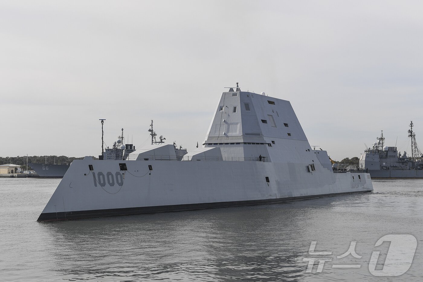 본문 이미지 - 2016년 촬영된 USS 줌월트 <자료사진> ⓒ AFP=뉴스1