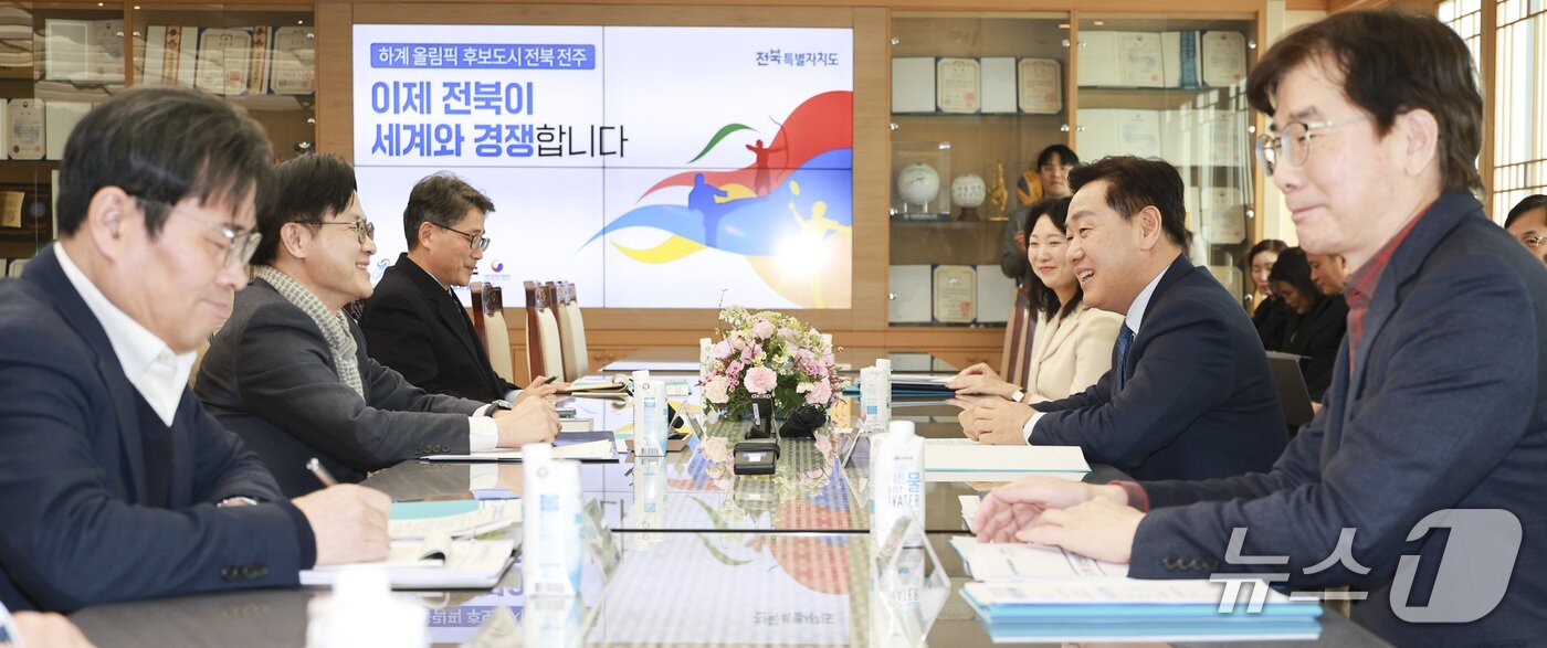 본문 이미지 - 22일 전북도청을 방문한 김정관 산업부장관 일행이 김관영 도지사 등 전북도 지휘부와 대화를 나누고 있다.(전북도 제공. 재판매 및 DB금지)/뉴스1  