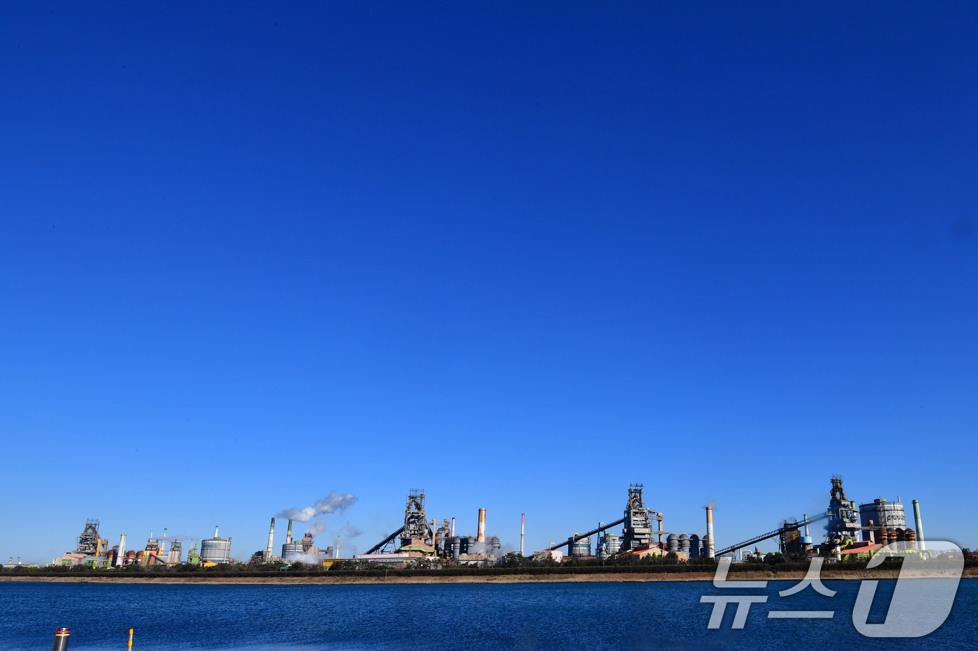 (포항=뉴스1) 최창호 기자 = 22일 오후 포스코 포항제철소 상공 위로 구름 한점 없는 푸른 하늘이 펼쳐지고 있다.  2026.1.22/뉴스1